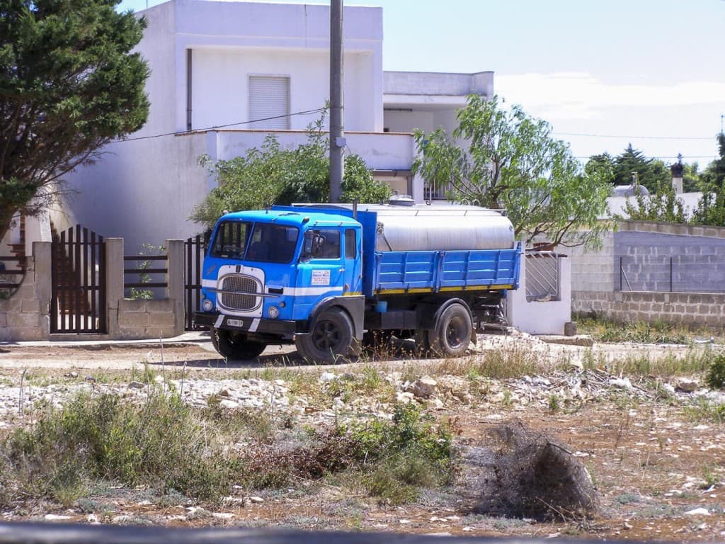 Tanker for the transport and distribution of water