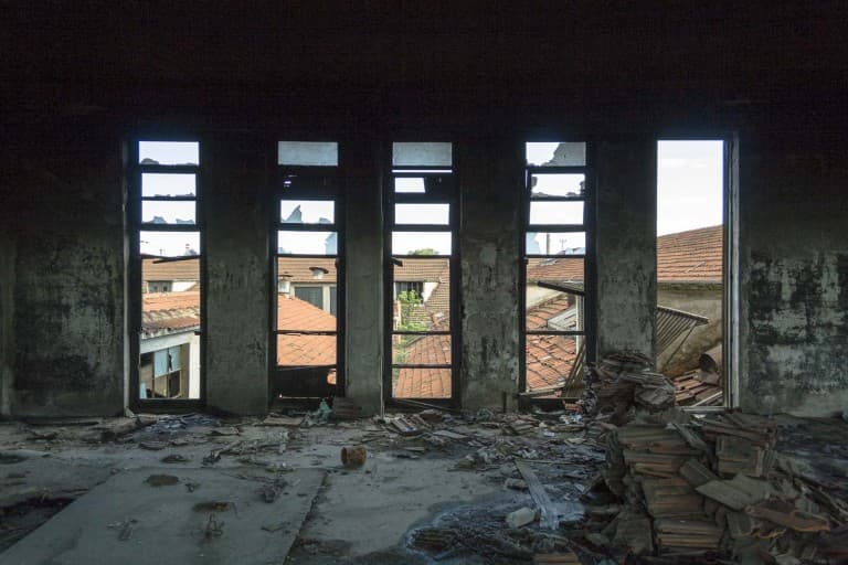 Broken Windows at Garis – Abandoned Brakes Factory – Nichelino, Italy