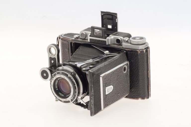 Moskva 2 (Москва) – Soviet 6x9cm Folding Film Camera Front Opened View